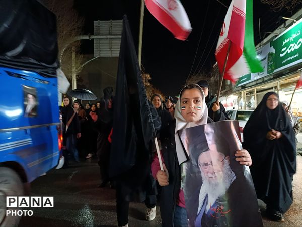 دهه نودی‌ها در زیر چتر انقلاب 