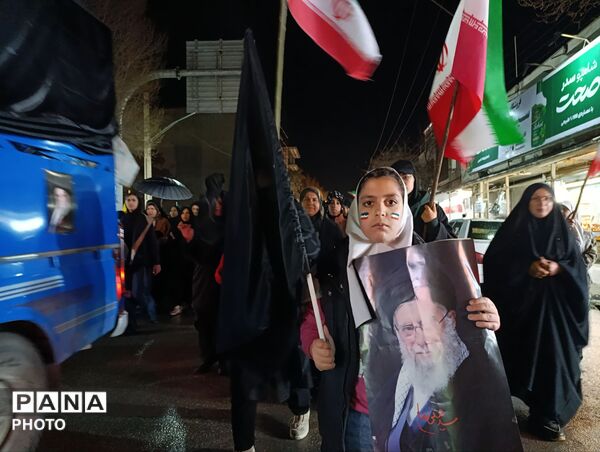 دهه نودی‌ها در زیر چتر انقلاب 
