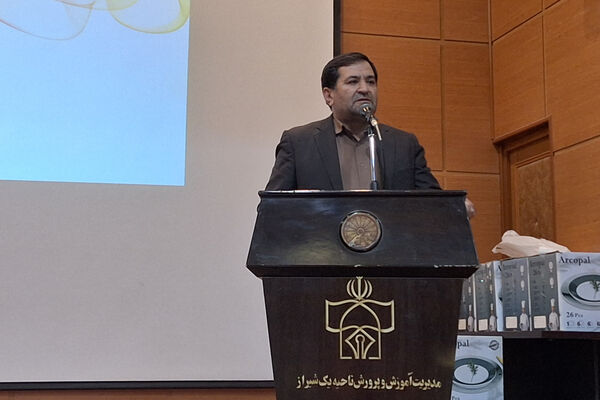 آیین تقدیر از انجمن‌های اولیا و مربیان برتر و تبیین فرآیند انتخابات شورای انجمن اولیا و مربیان ناحیه یک شیراز 
