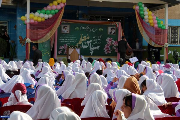 آیین سپاس معلم در مدارس استان چهارمحال و بختیاری برگزار شد