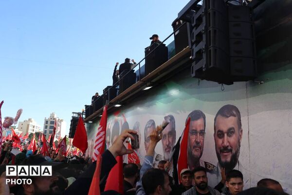 مشهد غرق در غم تشییع رهبر شهید