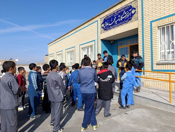 تجلیل از برگزیدگان مسابقات در مدرسه شهید غلامی خلیل آباد 