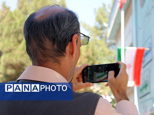 آیین نواختن زنگ ایثار و مقاومت در دبیرستان شاهد معراج