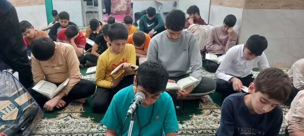 حضور مدیر و معاون دبستان شهید پسندیده فدافن در جمع نوجوانان معتکف مسجد صاحب الزمان(ع)