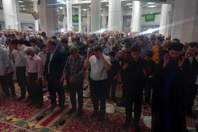 حضور دانش‌آموزان ناحیه یک شیراز در نخستین نماز جمعه سال تحصیلی