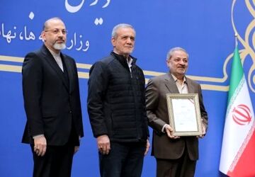 تجلیل از وزیر آموزش و پرورش به عنوان مدیر برتر دستگاه‌های اجرایی