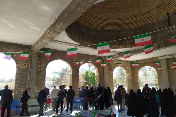 گلباران قبور مطهر شهدا در اولین روز دهه فجر 