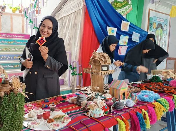 برپایی بازارچه کسب و کار دانش‌آموزی مدرسه الزهرا مارگون