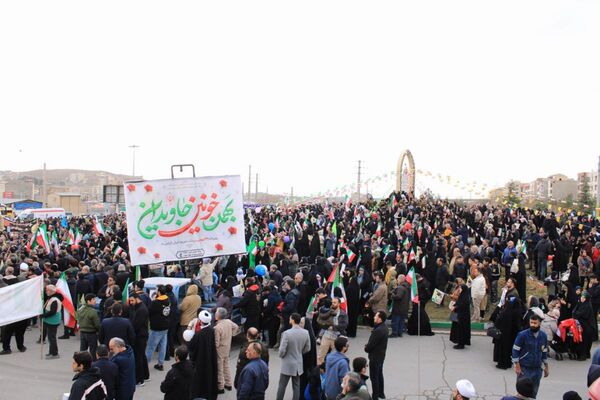 حضور گسترده اقشار مختلف مردم پردیس در راهپیمایی ۲۲ بهمن