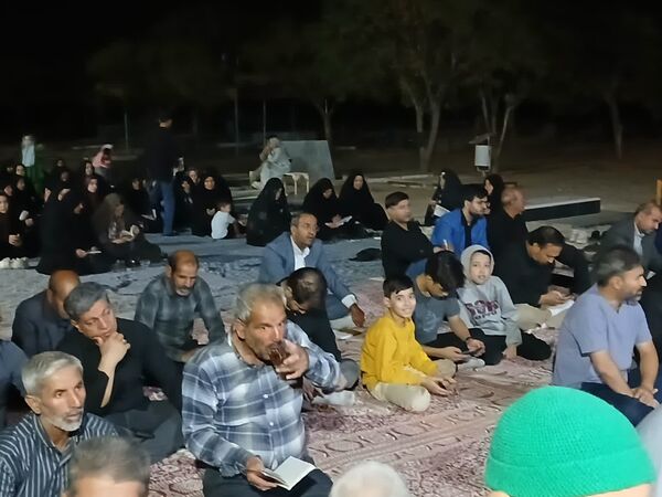 مراسم شبی با شهدا در محل گلزار شهدای روستای بزنجرد شهرستان خلیل‌آباد