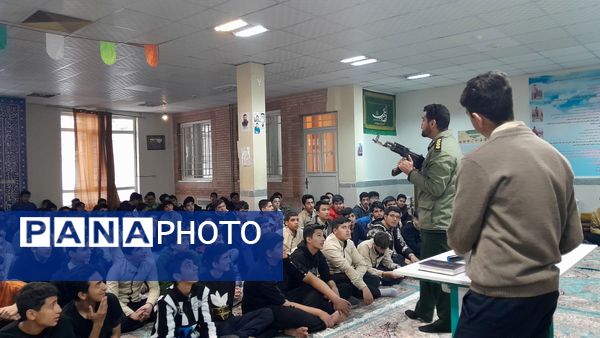 جلسه آمادگی دفاعی ویژه دانش‌آموزان پایه نهم مدرسه ابوریحان بیرونی