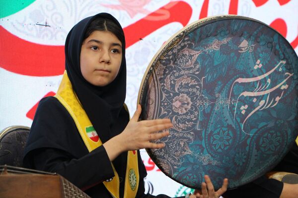 هم‌سرایی هزار نفری دانش‌آموزان یاور انقلاب در اسلامشهر