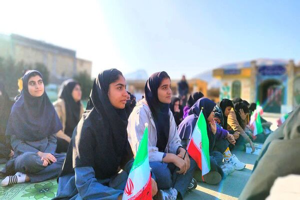 نواختن زنگ مدرسه عشق به‌مناسبت گرامیداشت هفته بسیج در شهرستان باشت