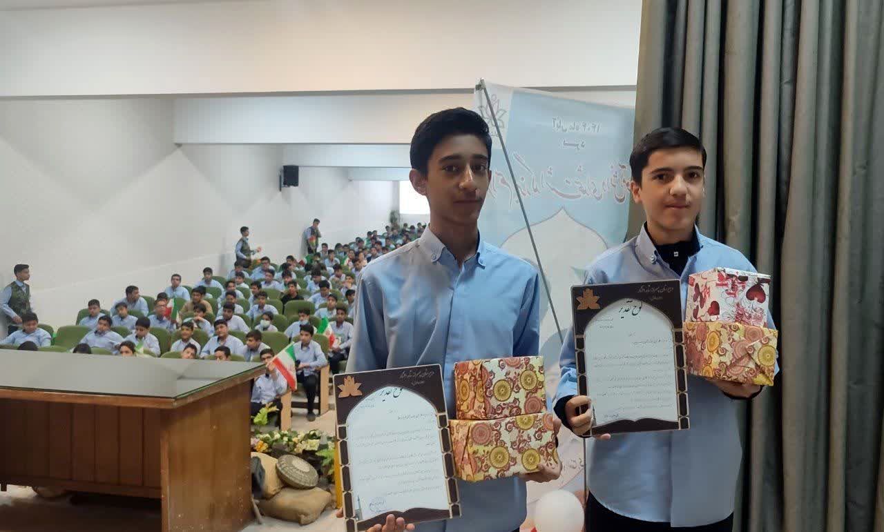 درخشش دانش‌آموزان آموزشگاه شاهد افشار در مسابقات تورنی تیم ریاضی