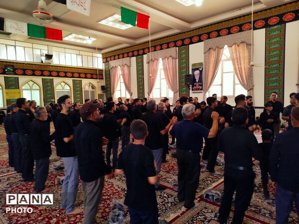 مراسم دسته‌روی زنجیرزنی ظهر عاشورا در روستای فدافن کاشمر