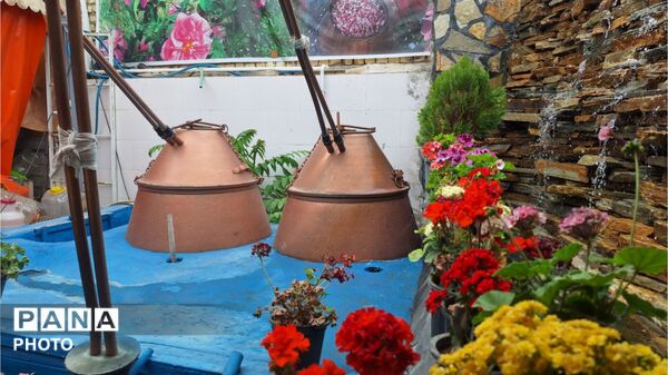 آخرین روزهای فصل گلاب‌گیری در کاشان؛ از دیگ‌های مسی تا شیشه‌های گلاب