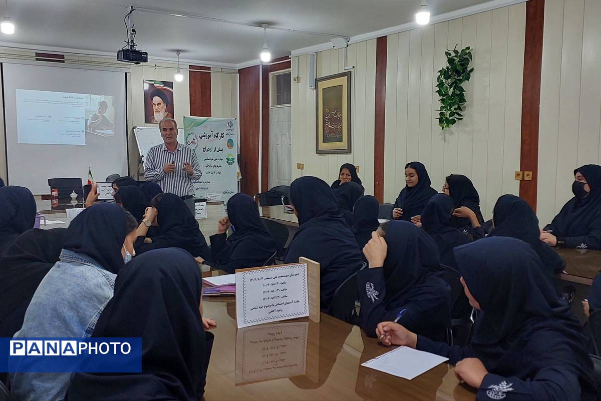 کارگاه آموزشی پیشگیری از آسیب‌های اجتماعی در دبیرستان دستغیب ناحیه 3 شیراز