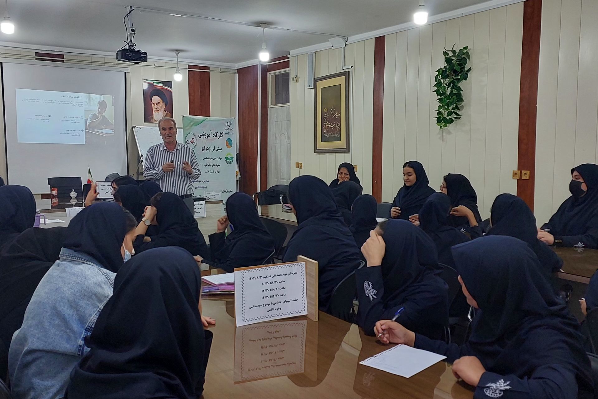 کارگاه آموزشی پیشگیری از آسیب‌های اجتماعی در دبیرستان دستغیب ناحیه 3 شیراز