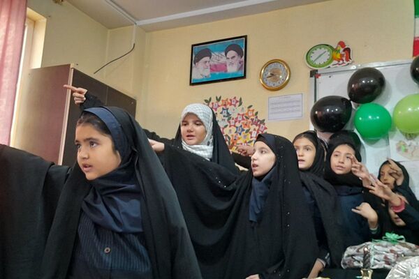 طنین نوای عشق و عزا؛ مراسم عزاداری دهه دوم فاطمیه در مدارس بهارستان‌دو