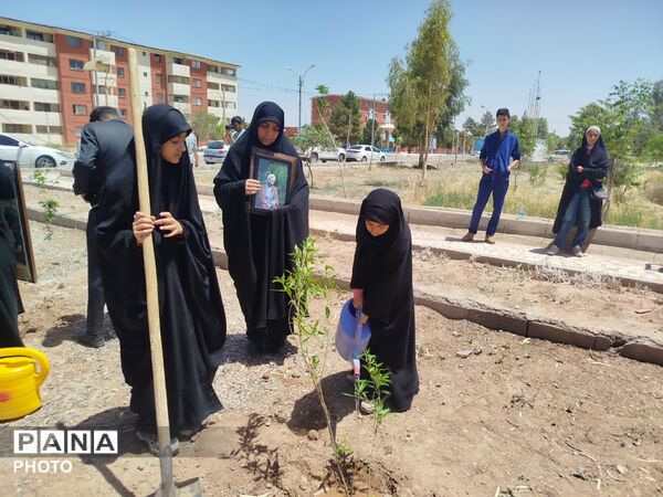 غرس دویست نهال به یاد شهدای جنگ رمضان در پایگاه هوانیروز کرمان