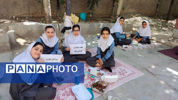 صبحانه سالم به‌مناسبت هفته سلامت در مدرسه نسترن آشخانه