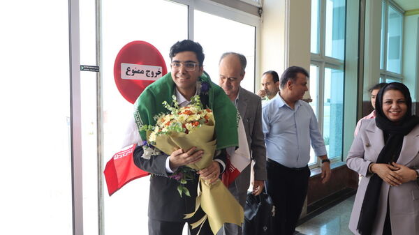 مراسم استقبال از علیرضا احمدی دانش‌آموز مدال‌آور و افتخار آفرین المپیاد جهانی اقتصاد متوسط در بوشهر