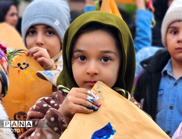 آسمانِ پارک فرهنگیان بناب زیر باران بادبادک‌های رنگی