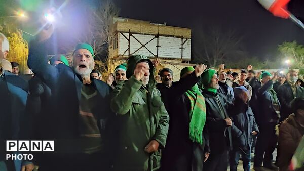 زن و مرد و پیر و جوان این شب ها در اجتماعات خیابانی شهر بار 
