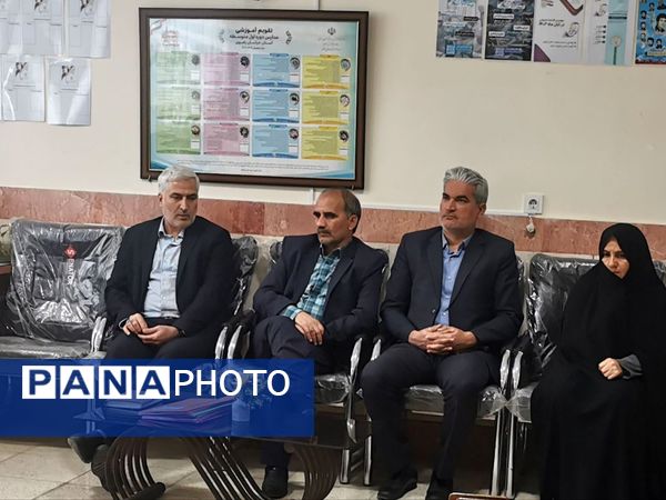 بازدید معاون آموزش متوسطه خراسان رضوی از کارگاه کامپیوتر دبیرستان زینب کاشمر