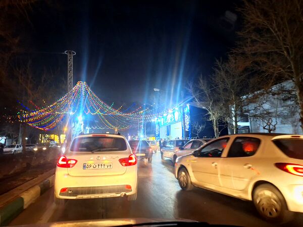 شادی مردم در کوچه وخیابان‌های مشهد در شب نیمه شعبان
