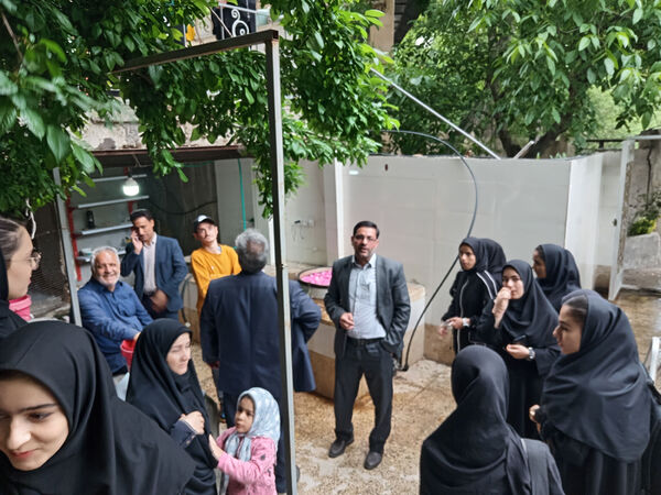بازدید دانش‌آموزان جعفرآباد از کارگاه گلاب‌گیری روستای «بنابر»