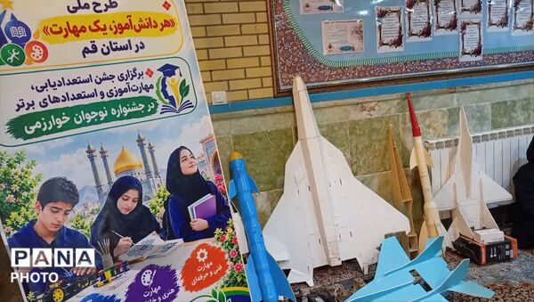 نمایشگاه خلاقیت های دانش آموزی در دبیرستان نفیسه فاضلی قم
