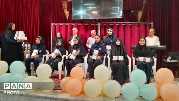 جشن ستارگان و تجلیل از شاگردان برتر آموزشی و فرهنگی دبیرستان شاهد بحرینیان ناحیه۴ 