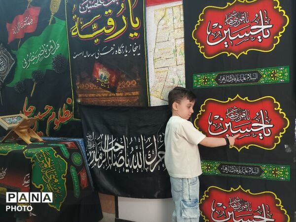 دبستان معراج منطقه ۱۰ تهران میزبان زائران مراسم تشییع رهبر شهید 