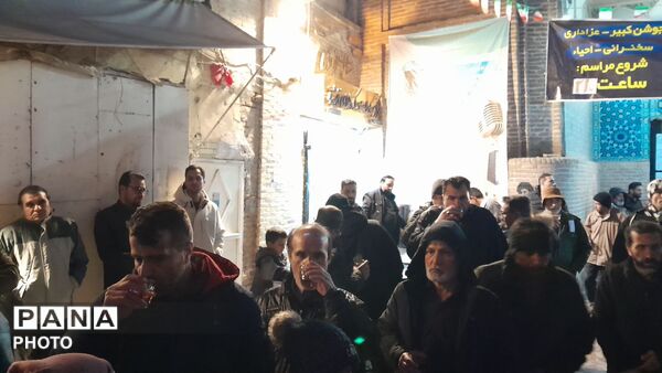 فعالیت چایخانه مسجد جامع نیشابور در شب ۲۳ ماه رمضان 
