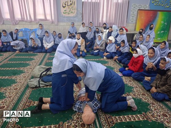 جلسه  آموزشی طرح ماهر سفیران سلامت در مدرسه بنت المهدی صدر ۲
