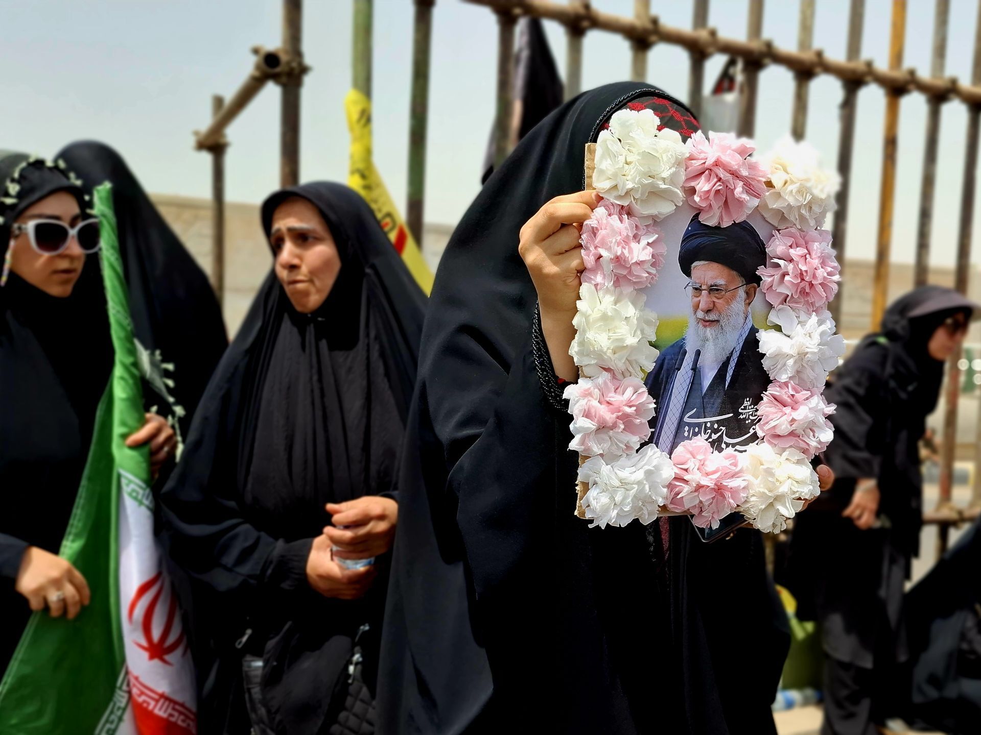 وداع پرشور نوجوانان با آقای شهید ایران 