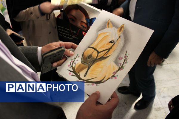 بازدید مدیر کانون فرهنگی هدایت از نمایشگاه آثار تجسمی دانش‌آموزان سوده