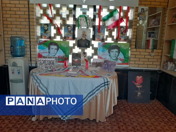 بازدید دانش‌آموزان از نمایشگاه دفاع مقدس واقع در مقبره شهدای گمنام شهرستان ورامین