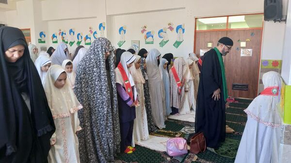 نماز مادر و دختری به مناسبت روز دانش‌آموز در دبستان دخترانه اندیشه