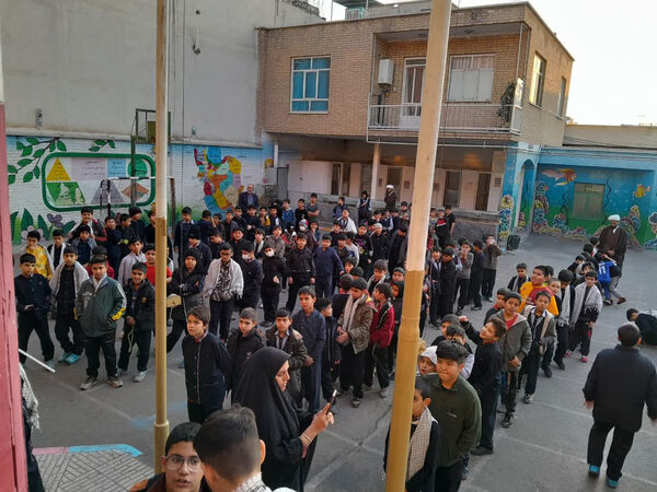تقدیر دانش‌آموزان یک مدرسه در قم از پدر شهید کریمی