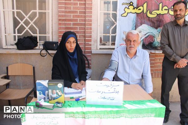 برپایی میز خدمت و ایستگاه پایش سلامتی توسط مراقبین سلامت مدارس
