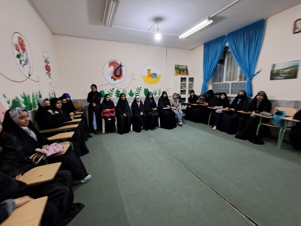 دورهمی دانش‌آموزان انجمن کانون امید انقلاب ناحیه پنج 