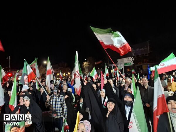 مردم شریف مشهد با شعار " هوا فضای سپاه، بزن به کاخ سیاه"  تاریکی شب‌ را روشن کردند