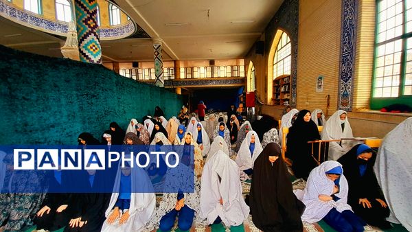 شرکت دانش‌آموزان در نماز جماعت