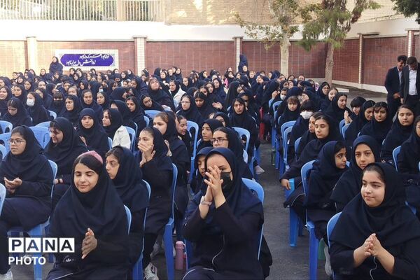 لبخند امید در آیین گشایش دبیرستان فرزانگان دو