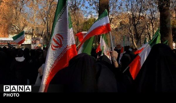 حضور گسترده مردم خرم‌ آباد در میدان امام (ره)، تاکید بر دفاع از میهن و آرمان‌ های انقلاب