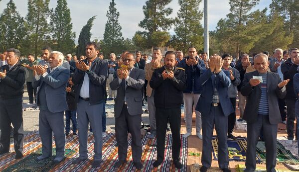 نماز عید فطر در گلزار شهدا شهرستان کوهپایه