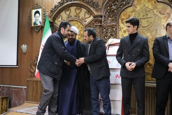 رونمایی کتاب «سه کبوتر حدادان» دانش‌آموز تبریزی