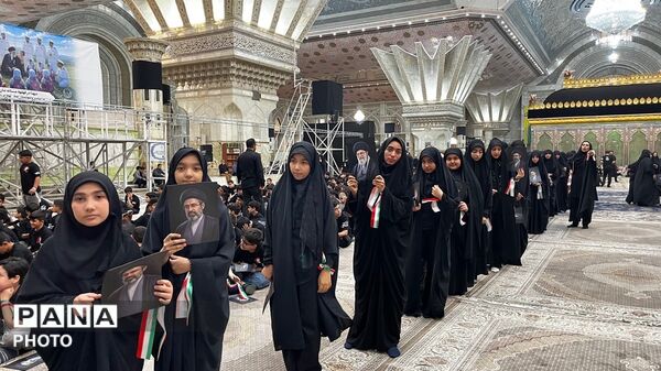 فریادِ ایستادگی از دلِ مرقد امام؛ دانش‌آموزان با سرود باید برخاست پیام مقاومت را ابلاغ کردند